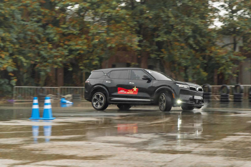 Ở những bài thử cuối cùng, khách hàng sẽ được thử khả năng ổn định, bám đường trên VinFast VF 9