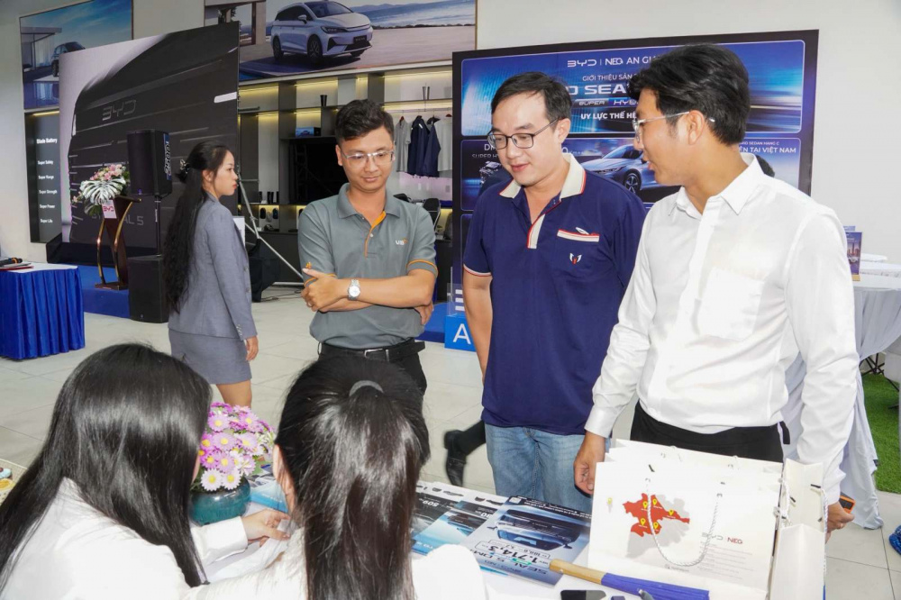 Nhiều khách hàng check-in sớm tại buổi ra mắt BYD Seal 5