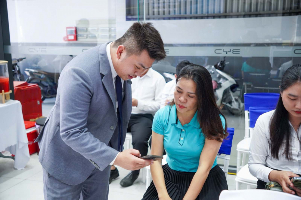 Khách hàng trải nghiệm, đặt cọc BYD Seal 5 tại buổi mở bán ở BYD NEG An Giang