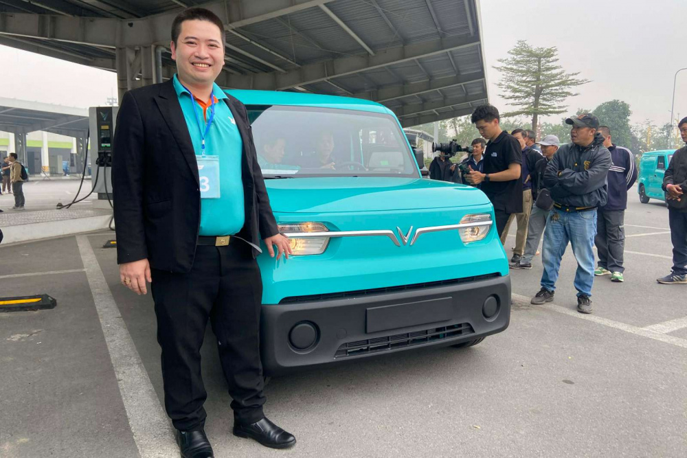 Anh Kiều Tử Bách là người đầu tiên lái trải nghiệm VinFast EC Van tại sự kiện và ngay lập tức bị ấn tượng bởi khả năng vận hành của xe