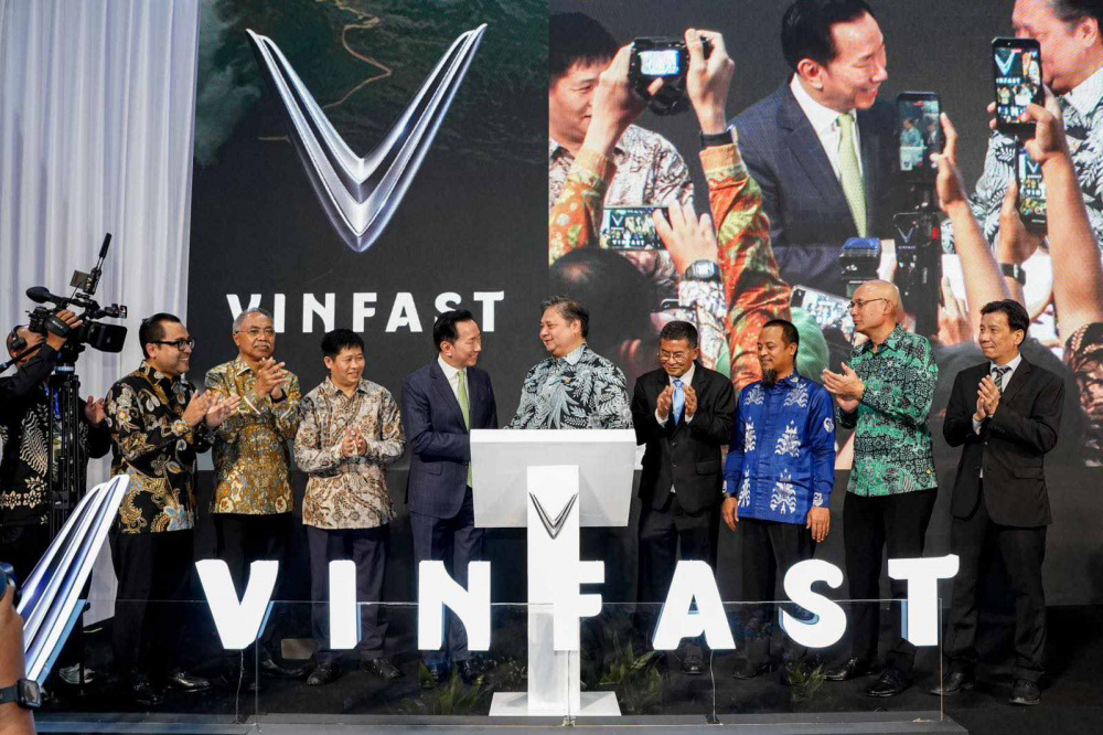 Ông Airlangga Hartarto– Bộ trưởng Điều phối Kinh tế Indonesia (thứ 5 từ bên phải), Ông Phạm Sanh Châu - CEO VinFast Châu Á và Ông H. Erwan Setiawan – Phó Thống đốc tỉnh Tây Java (thứ 4 từ bên phải), cùng các đại diện chính phủ Indonesia, đại diện VinFast tại sự kiện khánh thành