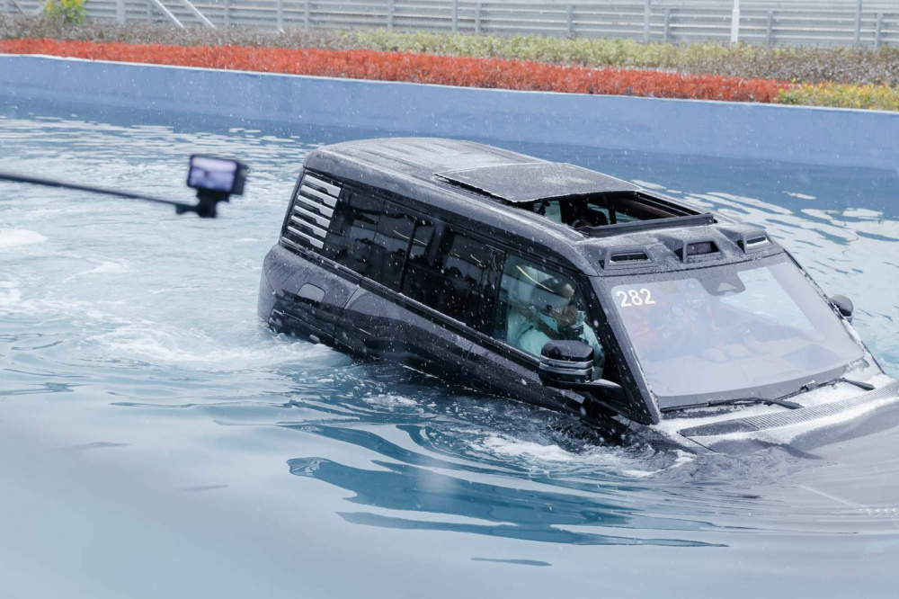 Yangwang U8 còn thể hiện sức mạnh trong thử nghiệm bơi lội tại hồ nước dài 70 mét