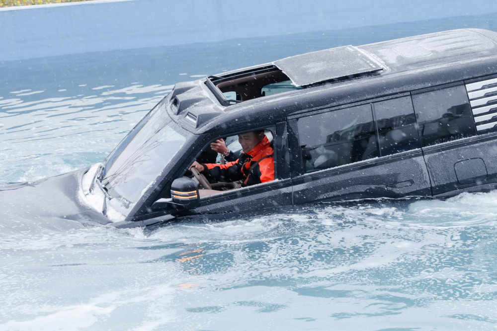 Yangwang U8 còn thể hiện sức mạnh trong thử nghiệm bơi lội tại hồ nước dài 70 mét