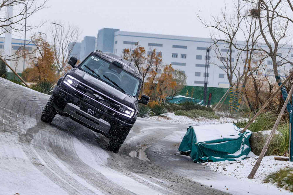 Yangwang U8 còn thể hiện sức mạnh trong thử nghiệm bơi lội tại hồ nước dài 70 mét