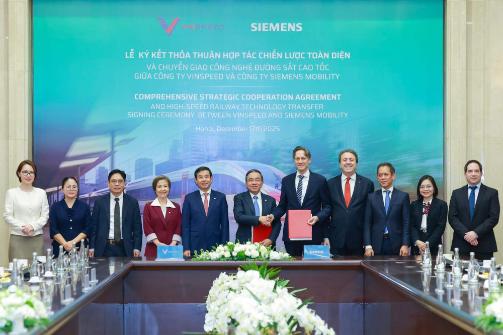 Đại diện lãnh đạo của Siemens Mobility và VinSpeed trao biên bản ghi nhớ hợp tác chiến lược toàn diện và chuyển giao công nghệ đường sắt tốc độ cao