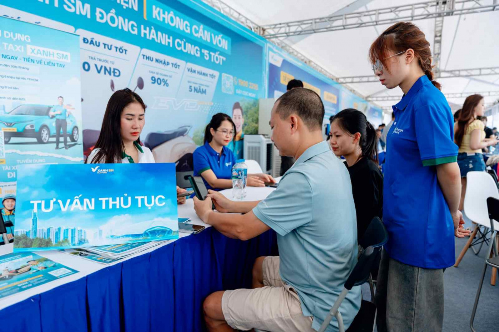 Khách hàng được tư vấn về thủ tục đổi xe tại sự kiện