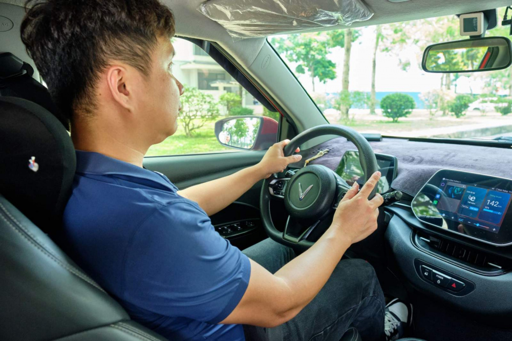 “VinFast VF 5 chạy rất bốc nhưng không khó làm quen với người mới. Xe chạy đường trường rất thích, đầm chắc ở dải tốc dưới 100 km/h”, anh Thắng nói