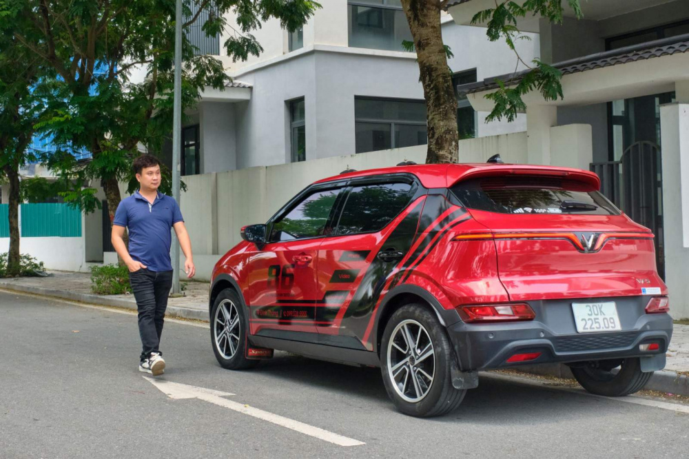 VinFast VF 5 di chuyển được khoảng 300 km khi sạc đầy, đáp ứng được nhu cầu đi lại và làm việc hàng ngày của anh Thắng, vốn thường xuyên phải di chuyển nhiều