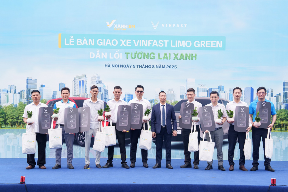 VinFast bàn giao lô xe Limo Green đầu tiên