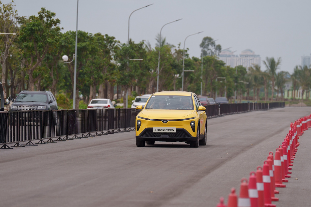 VinFast bàn giao lô xe Limo Green đầu tiên