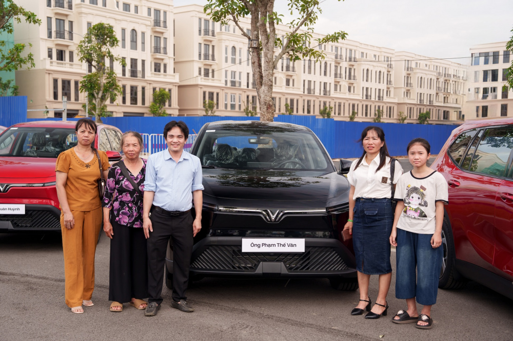 VinFast bàn giao lô xe Limo Green đầu tiên