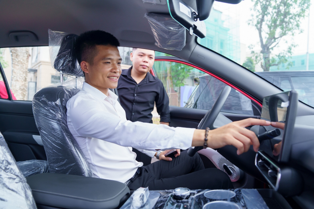 VinFast bàn giao lô xe Limo Green đầu tiên