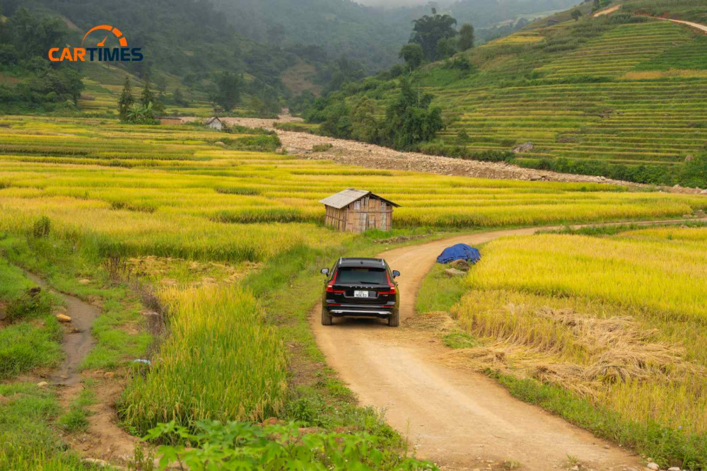 những khung cảnh tuyệt đẹp hiện ra trước kính xe khiến mọi người không khỏi trầm trồ xuýt xoa