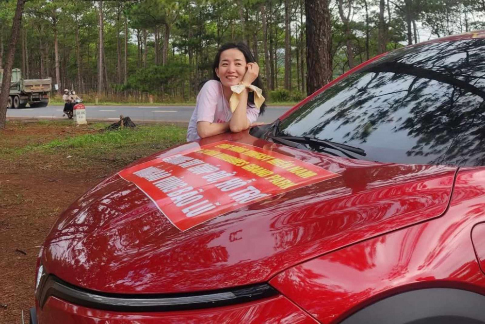 Chiếc VF 6 giúp chị Tuyền yên tâm vượt qua thử thách hành trình 15 giờ tới tâm lũ