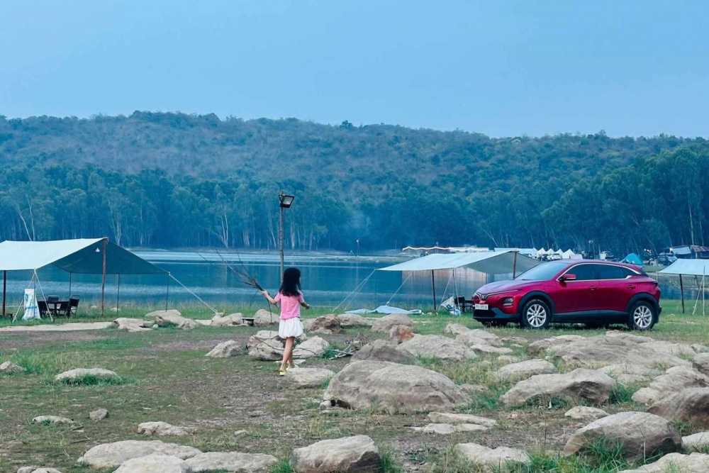 Ảnh 2: Sự đa dụng, tiết kiệm của VF 6 giúp chị yên tâm đưa gia đình đi muôn nơi