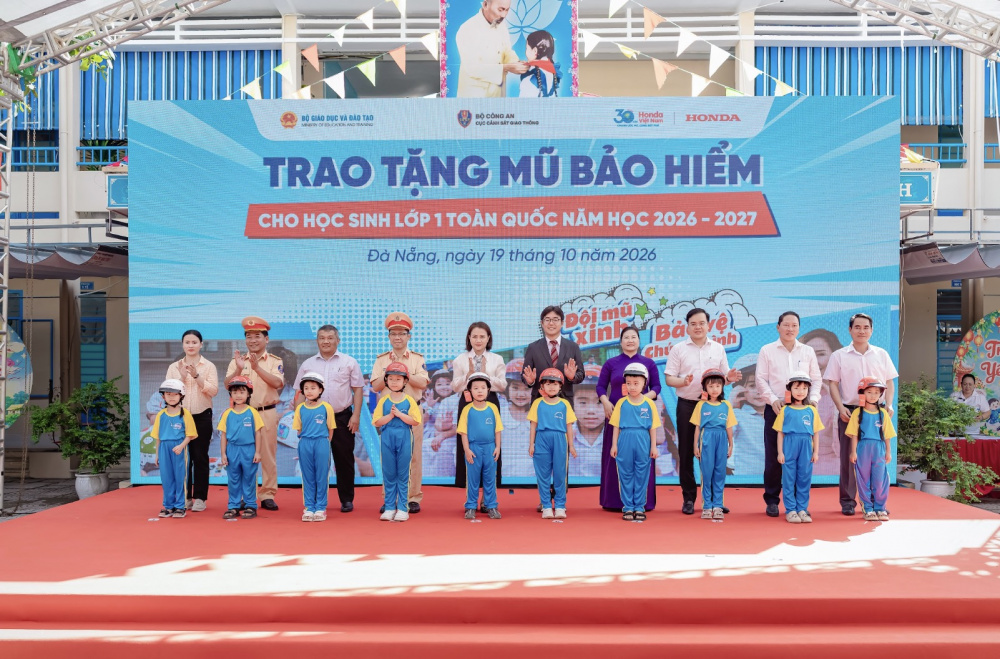 Honda Việt Nam trao tặng mũ bảo hiểm cho học sinh lớp 1 tại miền Trung