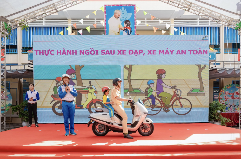 Honda Việt Nam trao tặng mũ bảo hiểm cho học sinh lớp 1 tại miền Trung