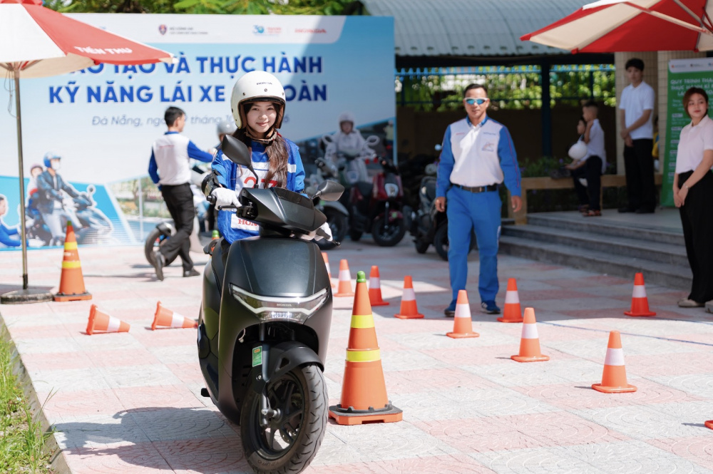 Honda Việt Nam trao tặng mũ bảo hiểm cho học sinh lớp 1 tại miền Trung