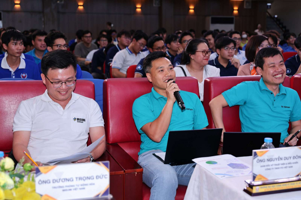 Ban giám khảo là các chuyên gia kỹ thuật từ MISUMI Việt Nam và ITO Việt Nam đã có phần phản biện không chỉ chỉ ra những điểm yếu của các giải pháp mà còn đưa ra các gợi ý để hoàn thiện giải pháp, giúp sinh viên nhận được nhiều giá trị thực tiễn