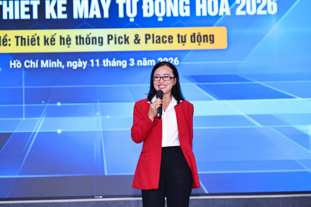 Bà Wendy Tran, Giám đốc Quan hệ Chiến lược, ITO Việt Nam chia sẻ với sinh viên tại buổi Lễ Trao giải Cuộc thi Thiết kế Máy tự động hóa 2026.