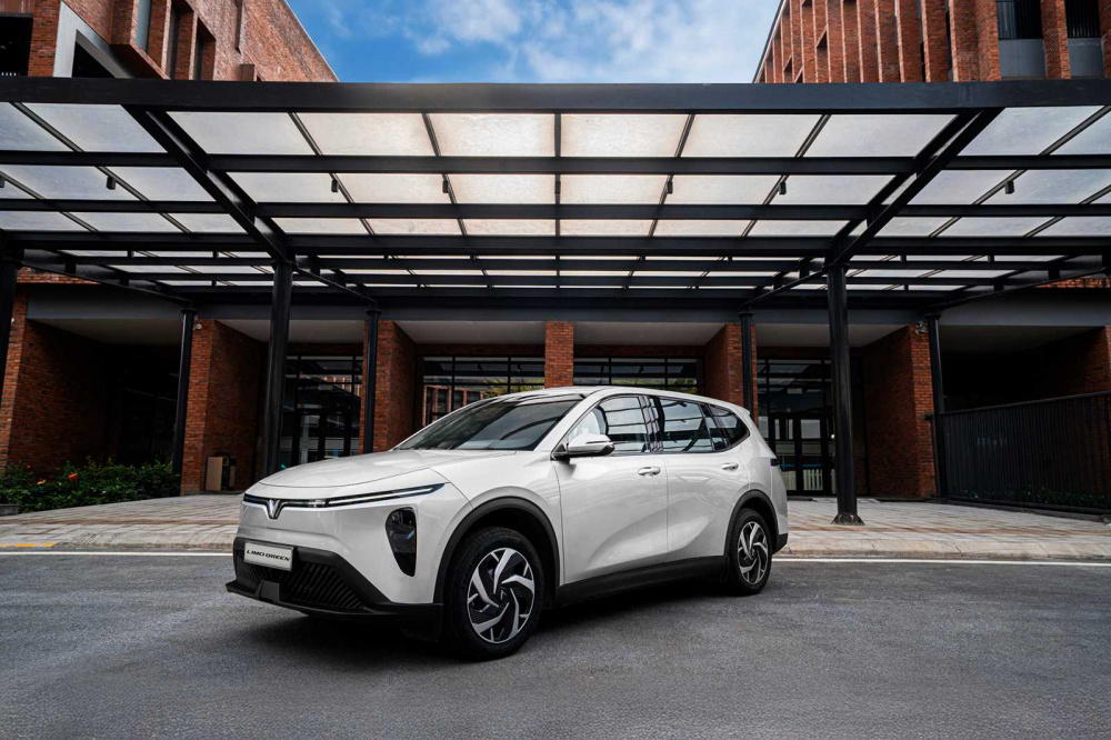 Ô tô điện Limo Green