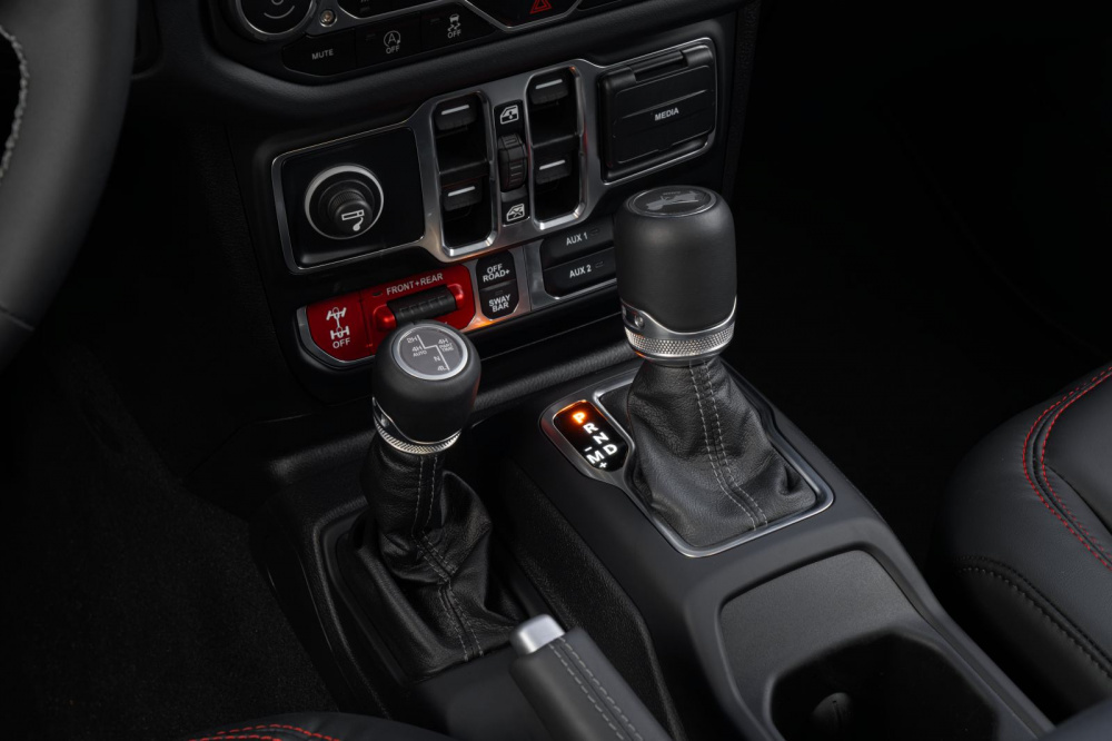 Điểm đặc trưng nổi bật đầu tiên của Jeep Wrangler chính là khả năng off-road vượt trội