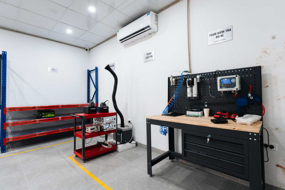 Khu vực phòng kỹ thuật xử lý pin chuyên biệt với máy móc tiên tiến