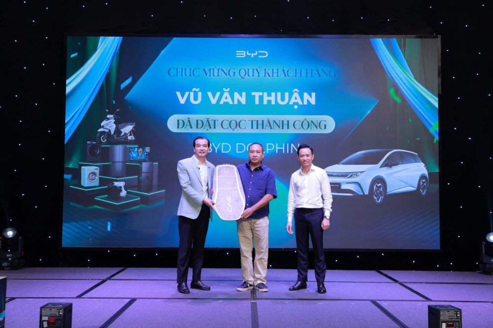 Nhiều khách hàng đặt cọc xe BYD ngay tại sự kiện