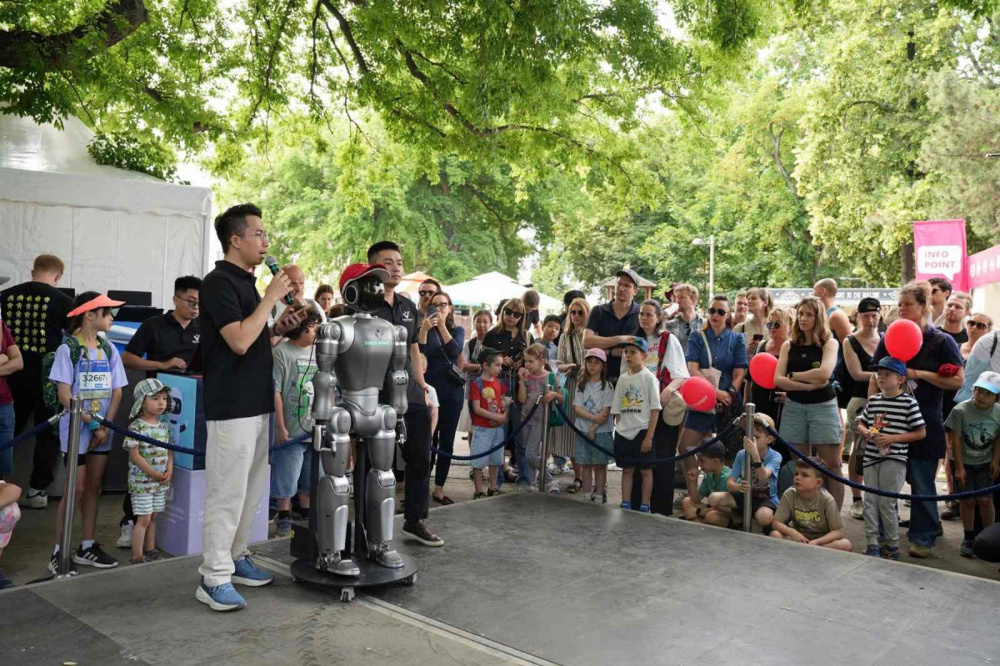 Mẫu Robot hình người của Dynamics – công ty thành viên của Vingroup tham gia các sự kiện công nghệ và robotics hàng đầu thế giới
