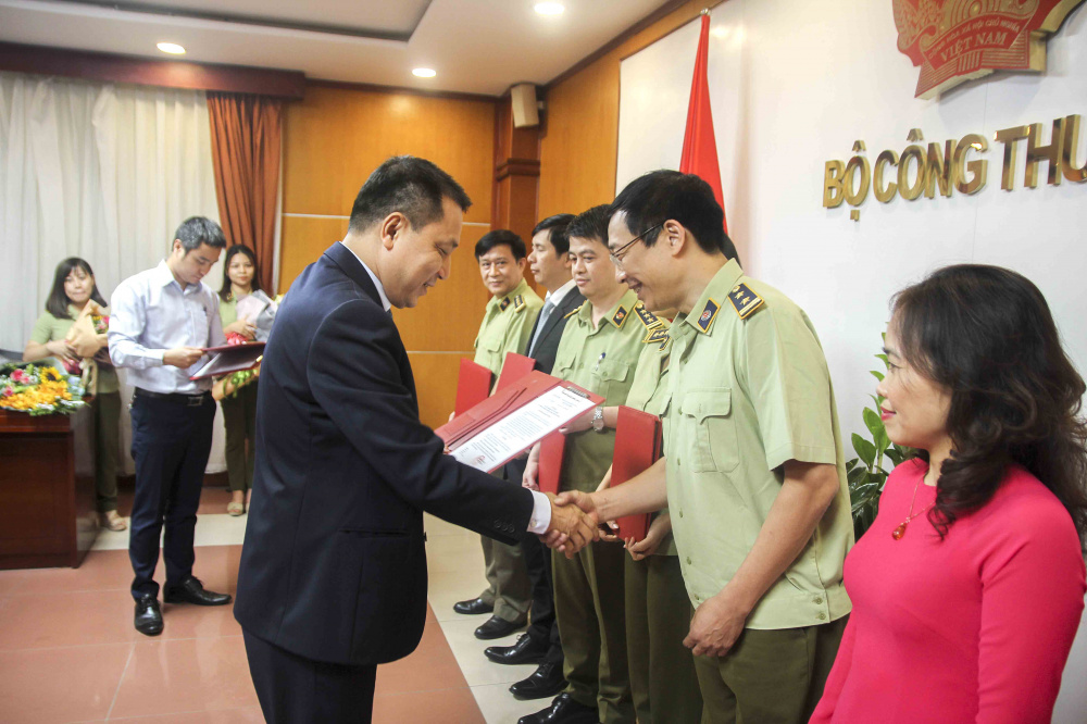 Thứ trưởng Bộ Công Thương Đặng Hoàng An trao Quyết định bổ nhiệm cho các cán bộ mới của Tổng cục QLTT