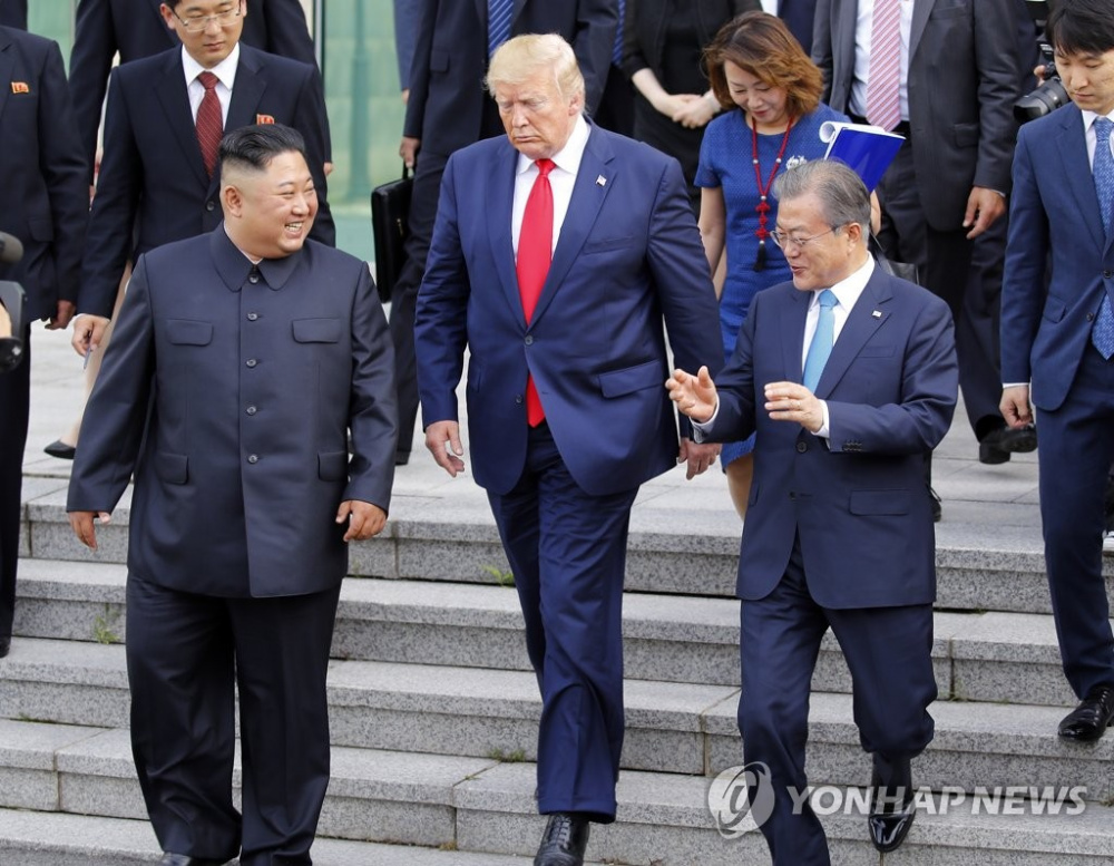 Từ trái qua phải: Nhà lãnh đạo Triều Tiên Kim Jong-un, Tổng thống Mỹ D.Trump và Tổng thống Hàn Quốc Moon Jae-in gặp gỡ tại DMZ, ngày 30/6. (Ảnh: Yonhap)