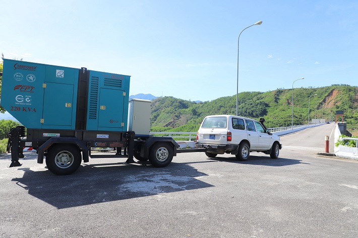 Vận chuyển máy phát điện dự phòng bổ sung nguồn điện phục vụ nâng hạ cửa