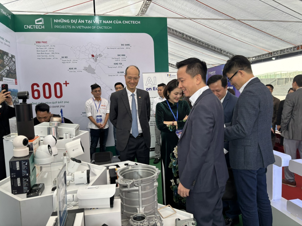Khách thăm quan gian hàng của CNCTech tại sự kiện Techfest Vĩnh Phúc 2024