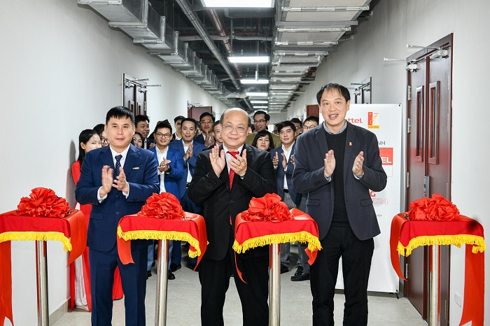 Thượng tá Cao Anh Sơn - Phó Tổng Giám đốc Tập đoàn Viettel, PGS.TS. Huỳnh Quyết Thắng - Giám đốc Đại học Bách Khoa Hà Nội, PGS.TS. Nguyễn Hữu Thanh - Hiệu trưởng Trường Điện - Điện tử cắt băng khánh thành Phòng thí nghiệm 5G/6G.
