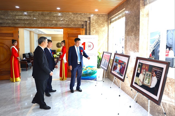 Ông Lưu Văn Trung, Phó Bí thư Tỉnh ủy Lâm Đồng tham quan gian trưng bày ảnh của Công ty Nhôm Đắk Nông - TKV