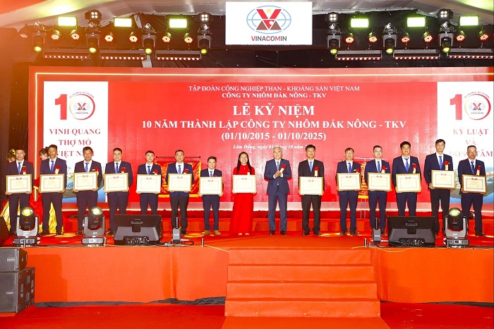 Tập đoàn Công nghiệp Than – Khoáng sản Việt Nam trao tặng Bằng khen cho các tập thể và cá nhân có thành tích xuất sắc