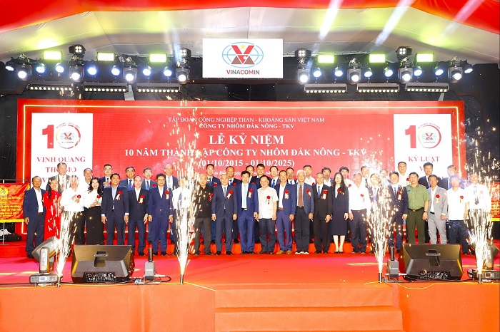Các Đại biểu dự lễ chụp ảnh lưu niệm