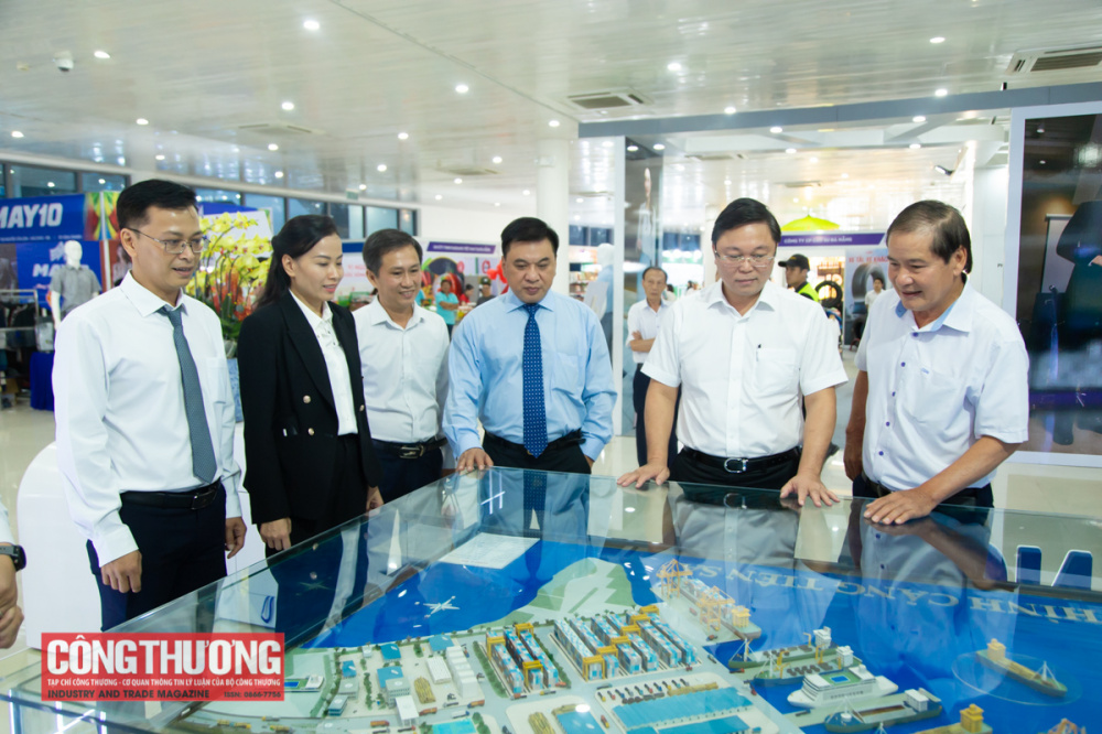Các đại biểu tham quan gian hàng tại hội chợ