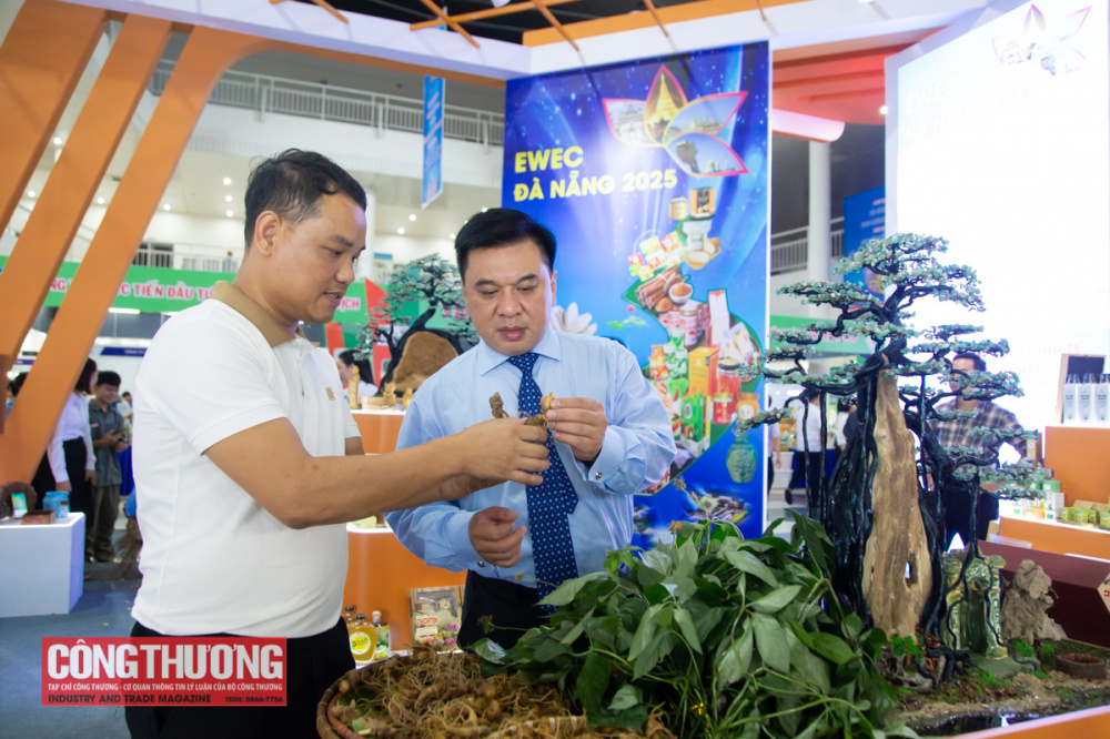 Các đại biểu tham quan gian hàng sản phẩm đặc trưng TP. Đà Nẵng