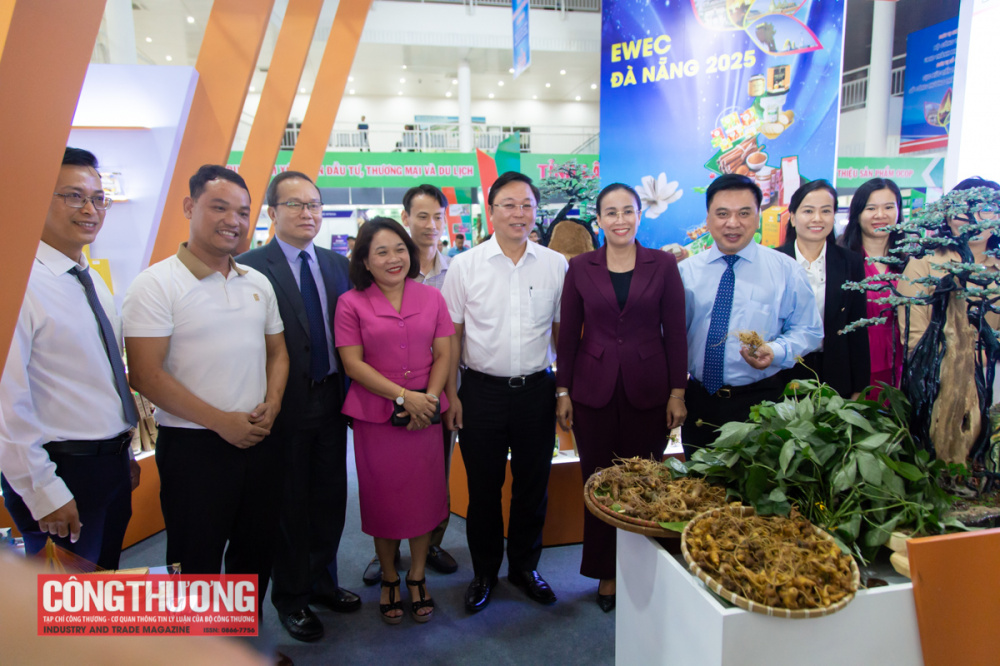 Các đại biểu tham quan gian hàng sản phẩm đặc trưng TP. Đà Nẵng