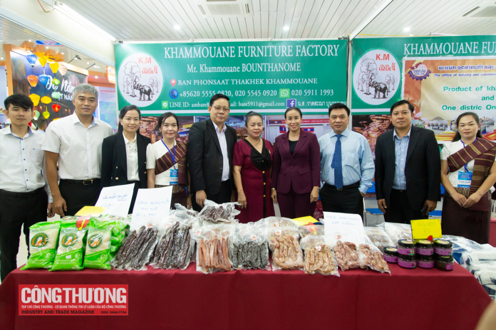 Lãnh đạo thành phố Đà Nẵng thăm gian hàng đặc sản Lào.