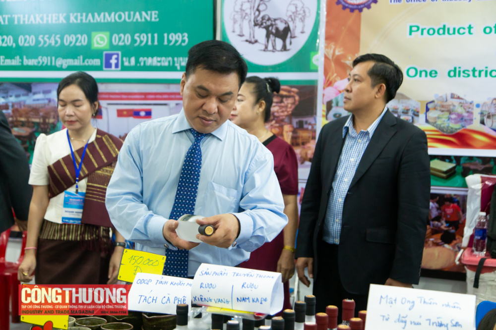 Lãnh đạo thành phố Đà Nẵng thăm gian hàng đặc sản Lào.