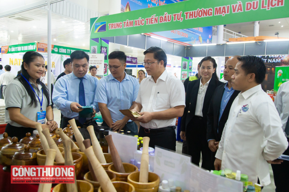 Hội chợ năm nay quy tụ hơn 220 gian hàng của 150 doanh nghiệp đến từ 20 tỉnh, thành trong cả nước cùng các doanh nghiệp, cơ quan ngoại giao và tổ chức quốc tế của 06 quốc gia gồm