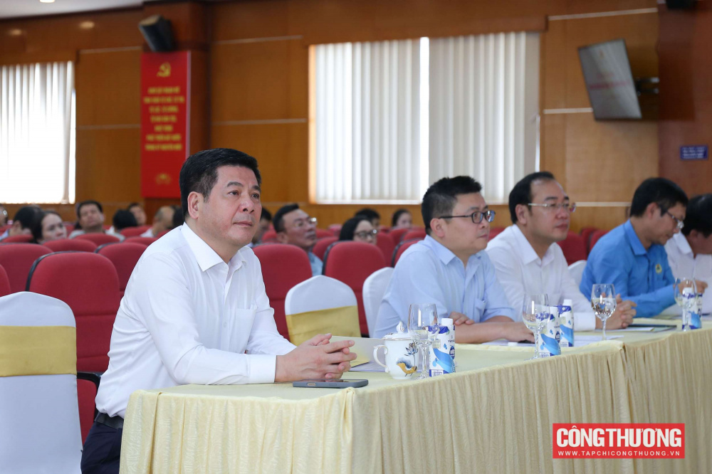 Hưởng ứng Lời kêu gọi của Đoàn Chủ tịch Ủy ban Trương ương Mặt trận Tổ quốc Việt Nam, chiều 10/10/2025, tại Hà Nội, Bộ Công Thương tổ chức Lễ phát động ủng hộ đồng bào khắc phục hậu quả bão lũ.