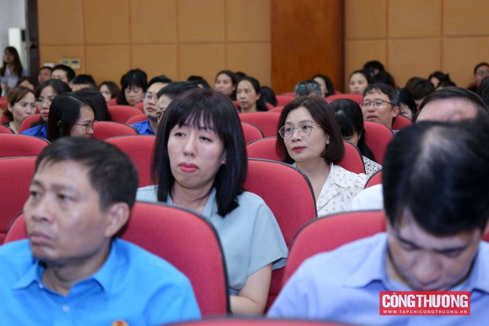 Hưởng ứng Lời kêu gọi của Đoàn Chủ tịch Ủy ban Trương ương Mặt trận Tổ quốc Việt Nam, chiều 10/10/2025, tại Hà Nội, Bộ Công Thương tổ chức Lễ phát động ủng hộ đồng bào khắc phục hậu quả bão lũ.
