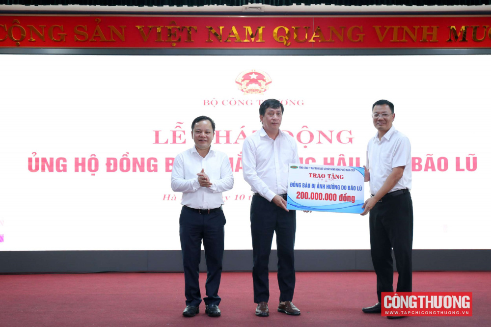 Hưởng ứng Lời kêu gọi của Đoàn Chủ tịch Ủy ban Trương ương Mặt trận Tổ quốc Việt Nam, chiều 10/10/2025, tại Hà Nội, Bộ Công Thương tổ chức Lễ phát động ủng hộ đồng bào khắc phục hậu quả bão lũ.