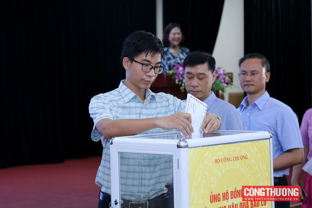 Bộ Công Thương chung tay ủng hộ đồng bào khắc phục hậu quả do bão lũ gây ra