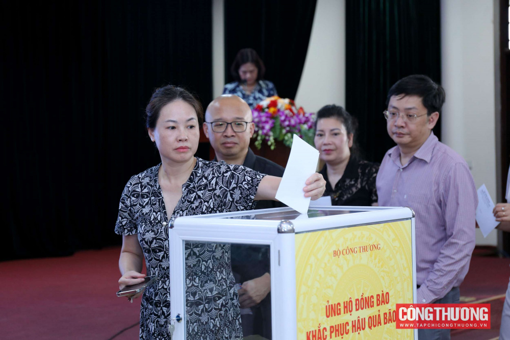 Bộ Công Thương chung tay ủng hộ đồng bào khắc phục hậu quả do bão lũ gây ra
