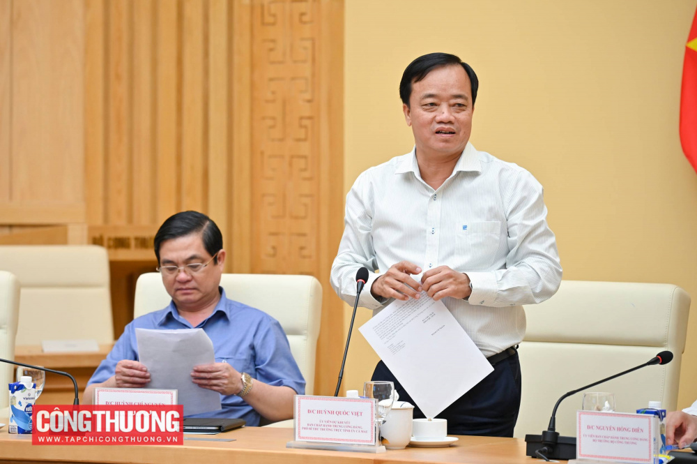 Phó Bí thư Thường trực Tỉnh ủy Cà Mau Huỳnh Quốc Việt trao đổi các vấn đề cần được tháo gỡ trong quá trình triển khai các dự án năng lượng