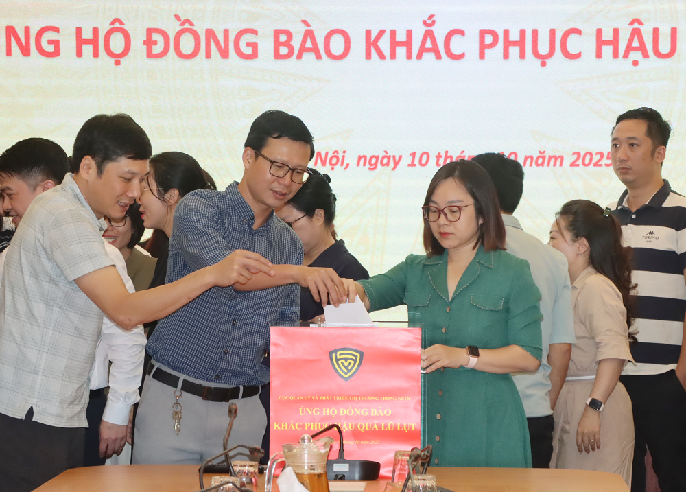 Lãnh đạo Cục Quản lý và Phát triển thị trường trong nước tham gia quyên góp tiền ủng hộ